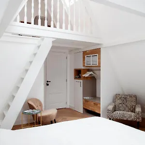 https://luxe-suites-roses.amsterdamhotelsnl.com